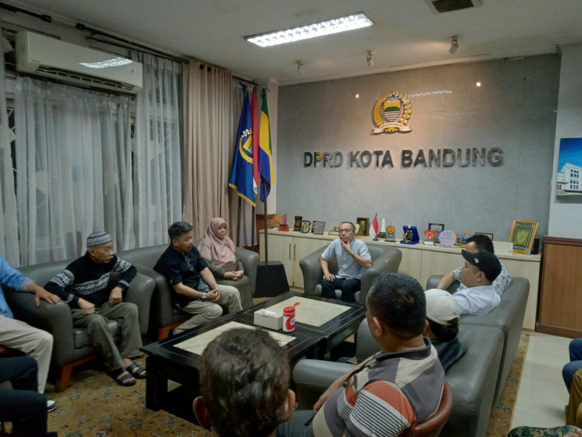 Ratusan pedagang pasar dan gabungan ormas menyampaikan aspirasi terkait kinerja Perumda