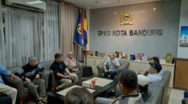 Ratusan pedagang pasar dan gabungan ormas menyampaikan aspirasi terkait kinerja Perumda