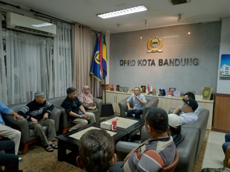 Ratusan pedagang pasar dan gabungan ormas menyampaikan aspirasi terkait kinerja Perumda