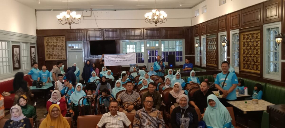 Suasana haru menyelimuti kegiatan penyerahan bantuan