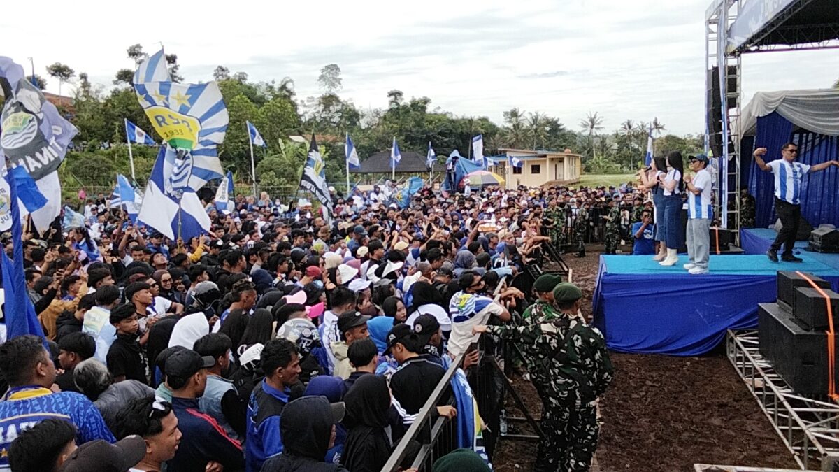 Ribuan Bobotoh memadati kediaman H. Umuh Muchtar di Tanjungsari,