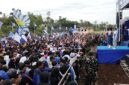Ribuan Bobotoh memadati kediaman H. Umuh Muchtar di Tanjungsari,
