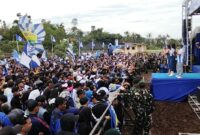 Ribuan Bobotoh memadati kediaman H. Umuh Muchtar di Tanjungsari,