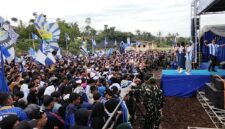 Ribuan Bobotoh memadati kediaman H. Umuh Muchtar di Tanjungsari,