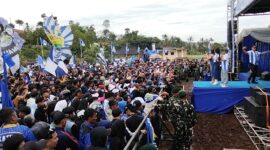 Ribuan Bobotoh memadati kediaman H. Umuh Muchtar di Tanjungsari,