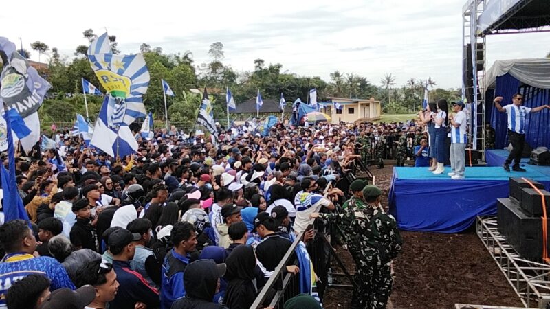 Ribuan Bobotoh memadati kediaman H. Umuh Muchtar di Tanjungsari,