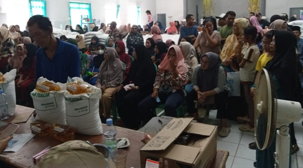 Pemdes Cidadap menyalurkan bantuan beras dan minyak goreng