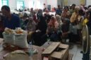 Pemdes Cidadap menyalurkan bantuan beras dan minyak goreng