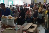 Pemdes Cidadap menyalurkan bantuan beras dan minyak goreng