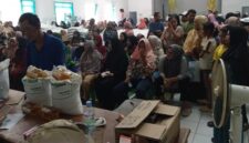 Pemdes Cidadap menyalurkan bantuan beras dan minyak goreng