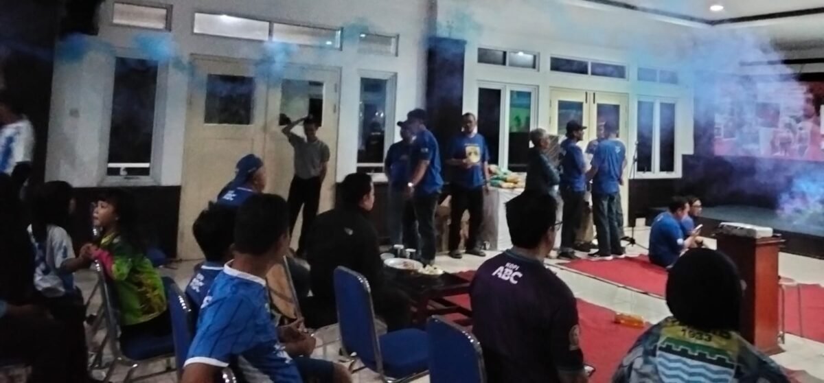 PMI Kota Bandung menggelar nonton bareng laga Persib Bandung melawan Persijap Jepara