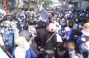 Lautan biru memenuhi pusat Kota Bandung