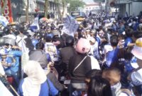 Lautan biru memenuhi pusat Kota Bandung