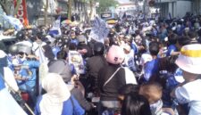 Lautan biru memenuhi pusat Kota Bandung