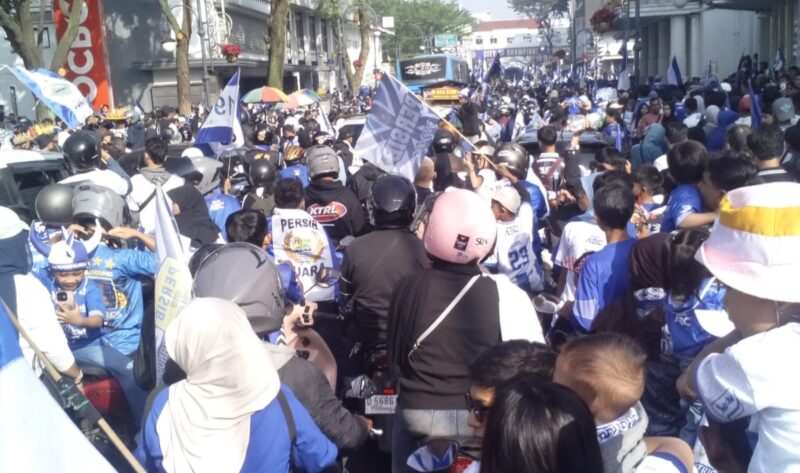 Lautan biru memenuhi pusat Kota Bandung