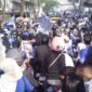 Lautan biru memenuhi pusat Kota Bandung