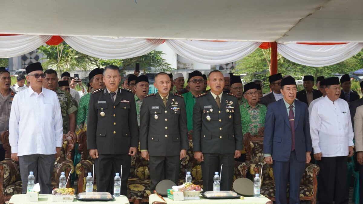 Kepala Dinas Peternakan Kabupaten Sukabumi, Asep Kurnadi, mendampingi Bupati Sukabumi H. Asep Japar