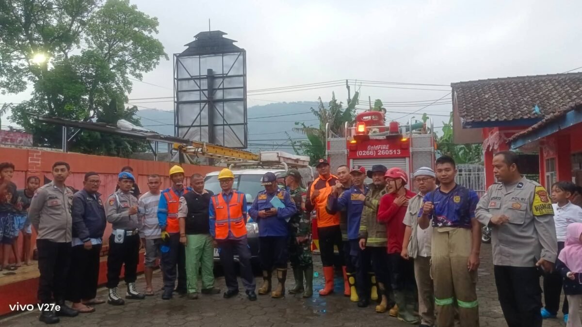 Respons cepat ditunjukkan personel Dinas Pemadam Kebakaran