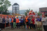 Respons cepat ditunjukkan personel Dinas Pemadam Kebakaran