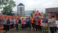 Respons cepat ditunjukkan personel Dinas Pemadam Kebakaran