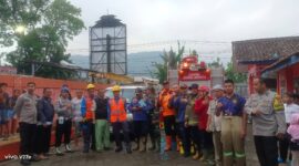 Respons cepat ditunjukkan personel Dinas Pemadam Kebakaran