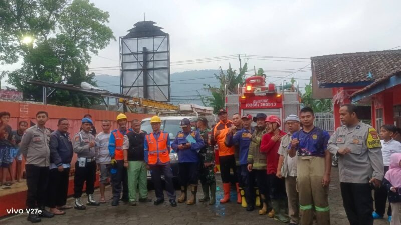 Respons cepat ditunjukkan personel Dinas Pemadam Kebakaran