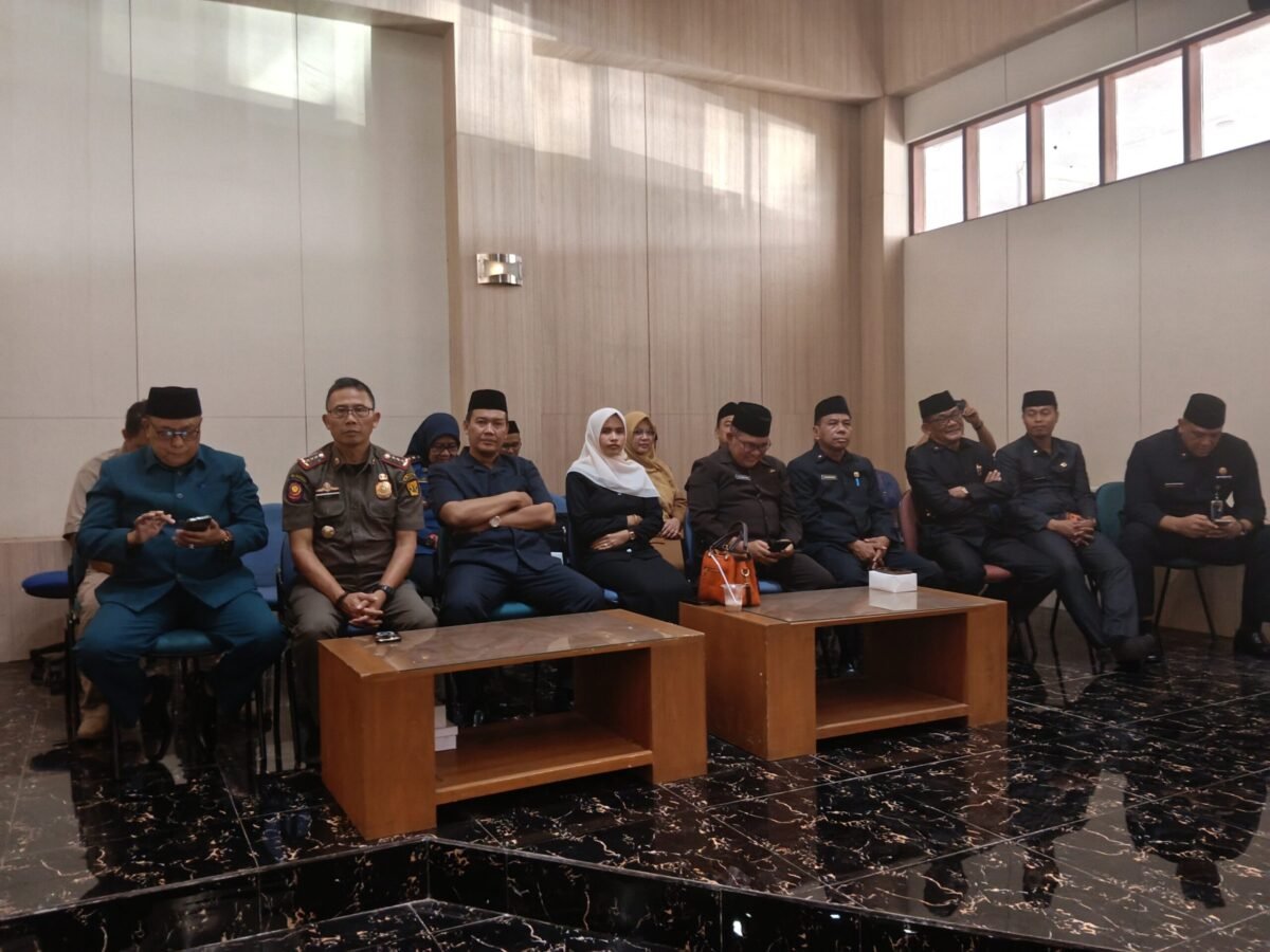 Kasubag Umpeg Dinas Pemadam Kebakaran Kabupaten Sukabumi menghadiri Rapat Paripurna DPRD