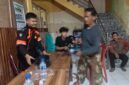 Seorang pemuda setempat diamankan setelah diduga mencuri telepon genggam milik warga.