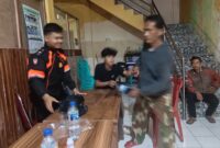 Seorang pemuda setempat diamankan setelah diduga mencuri telepon genggam milik warga.