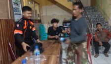 Seorang pemuda setempat diamankan setelah diduga mencuri telepon genggam milik warga.