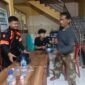 Seorang pemuda setempat diamankan setelah diduga mencuri telepon genggam milik warga.