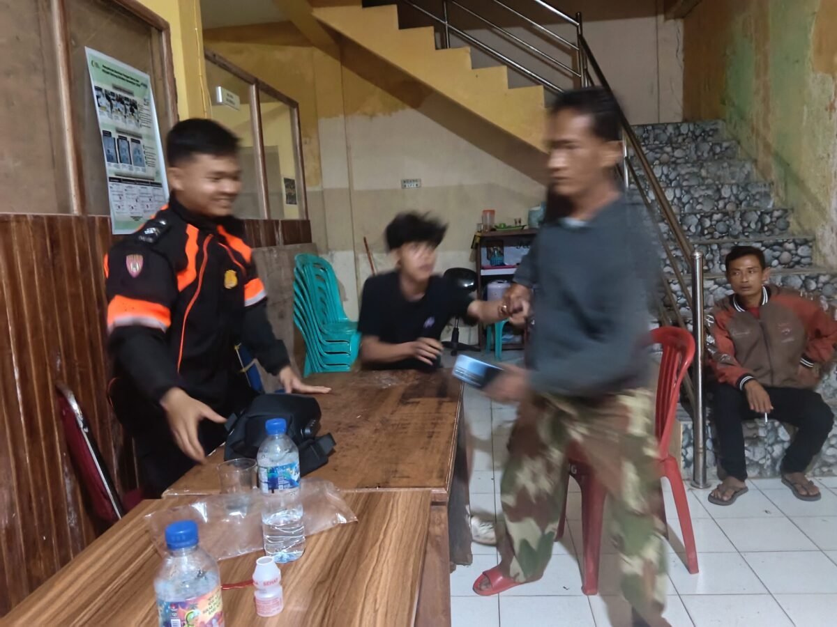 Seorang pemuda setempat diamankan setelah diduga mencuri telepon genggam milik warga.