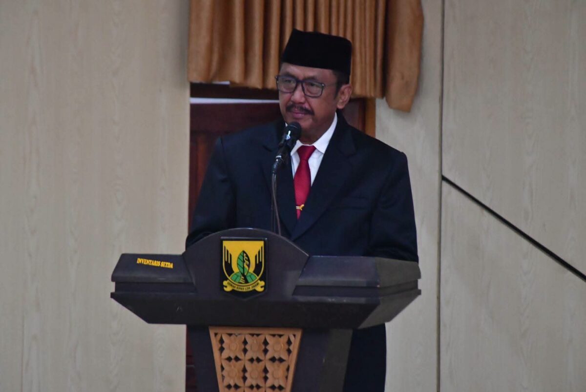 Bupati Sukabumi H Asep Japar mengukuhkan Sekretaris Daerah Kabupaten Sukabumi H Ade Suryaman