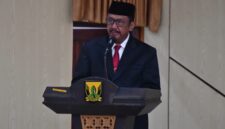 Bupati Sukabumi H Asep Japar mengukuhkan Sekretaris Daerah Kabupaten Sukabumi H Ade Suryaman