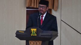 Bupati Sukabumi H Asep Japar mengukuhkan Sekretaris Daerah Kabupaten Sukabumi H Ade Suryaman
