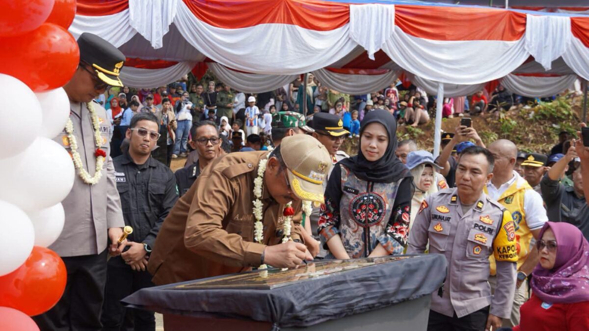 Petugas Dinas Perhubungan Kabupaten Sukabumi turut mengawal pelaksanaan peresmian Jembatan Gantung Prima Jantake