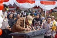 Petugas Dinas Perhubungan Kabupaten Sukabumi turut mengawal pelaksanaan peresmian Jembatan Gantung Prima Jantake