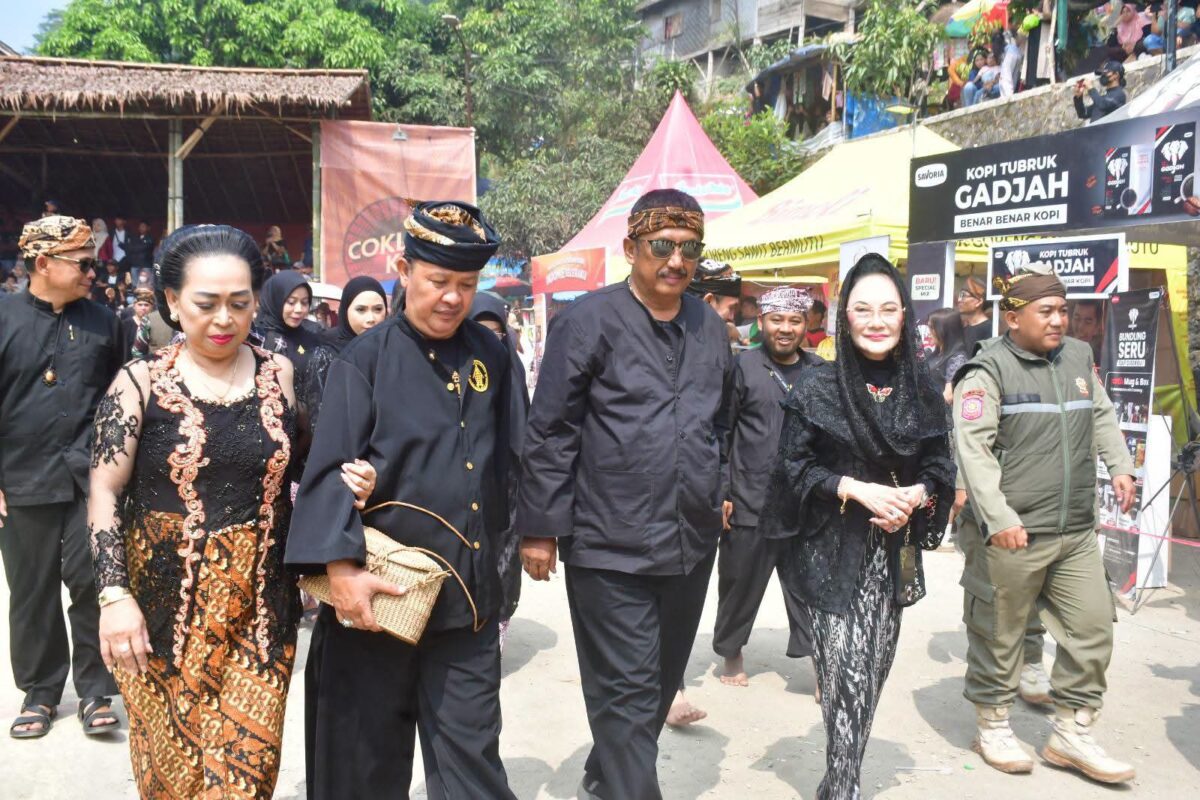Petugas Dinas Perhubungan Kabupaten Sukabumi mengawal perjalanan Bupati Sukabumi H. Asep Japar