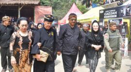 Petugas Dinas Perhubungan Kabupaten Sukabumi mengawal perjalanan Bupati Sukabumi H. Asep Japar