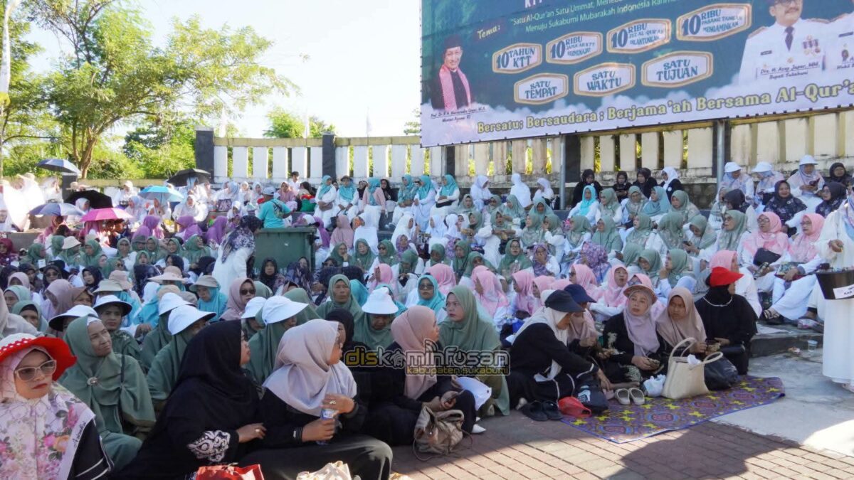 Peluncuran Gerakan Wakaf 1 Juta Al-Qur’an di Lapangan Cangehgar Palabuhanratu.