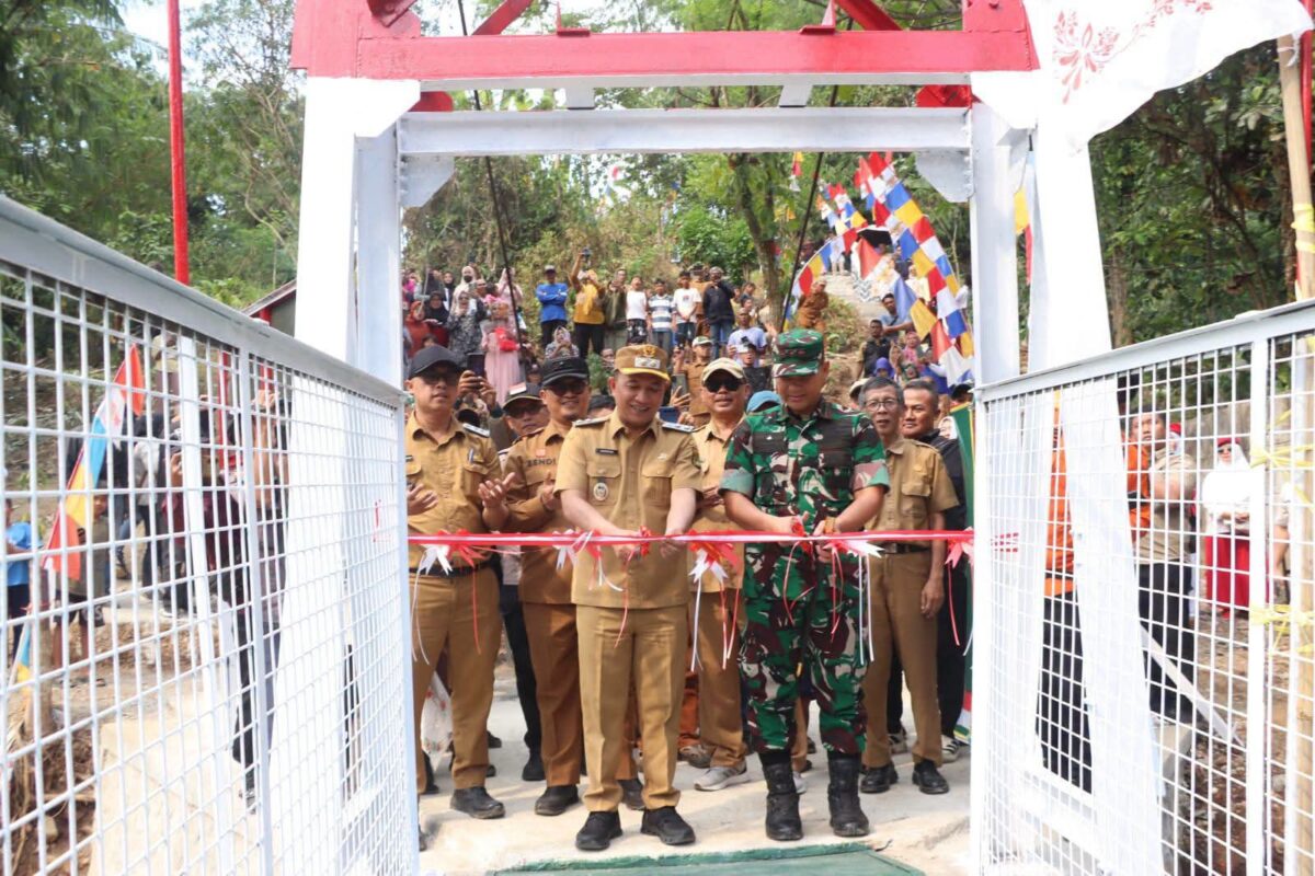 Jembatan Garuda di Kampung Cipanas.