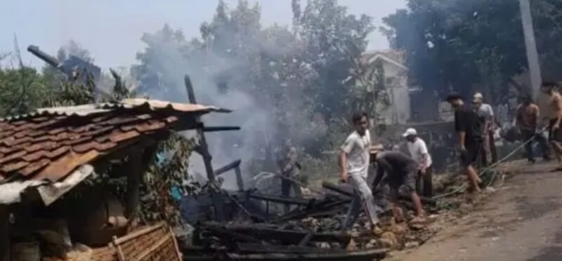 Peristiwa kebakaran rumah yang terjadi di Kampung Cibodas