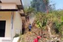 Kebakaran lahan di belakang Kantor Dinas PU Desa Cimanggu,