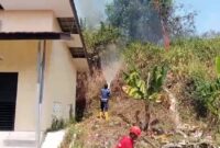 Kebakaran lahan di belakang Kantor Dinas PU Desa Cimanggu,