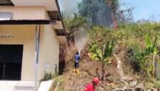 Kebakaran lahan di belakang Kantor Dinas PU Desa Cimanggu,
