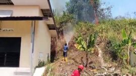 Kebakaran lahan di belakang Kantor Dinas PU Desa Cimanggu,