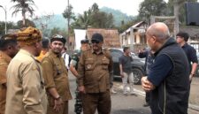 Wakil Ketua DPR RI Saan Mustofa bersama Bupati Sukabumi H. Asep Japar