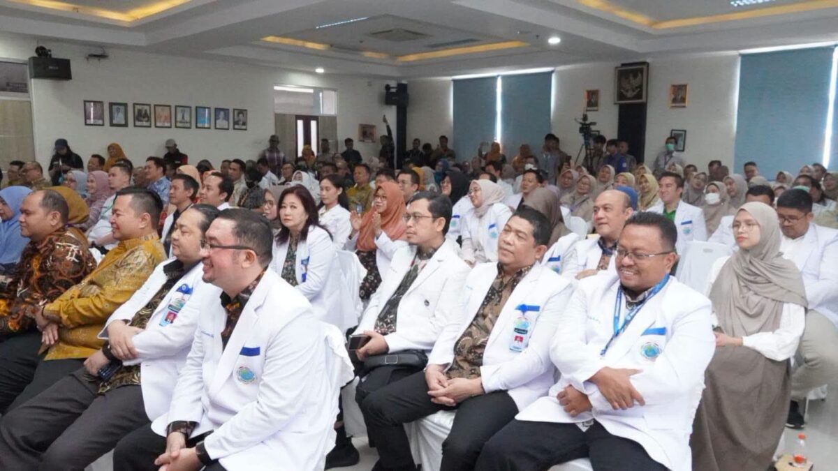 Plt Baperida Kabupaten Sukabumi Herul Imam mendampingi Bupati Sukabumi H. Asep Japar