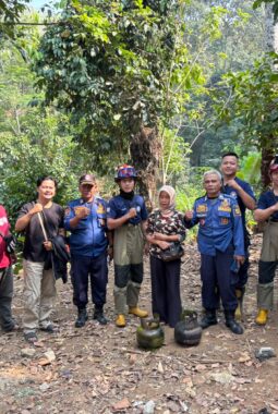 Kebakaran Dapur Akibat Selang Gas Bocor, Damkarmat Palabuhanratu Bergerak Cepat Padamkan Api