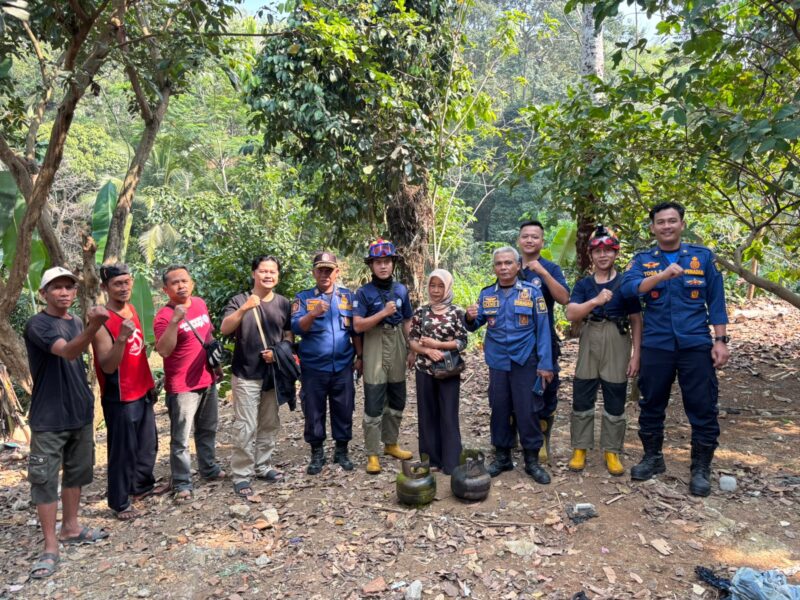 Respons cepat kembali ditunjukkan petugas Damkarmat Kabupaten Sukabumi.